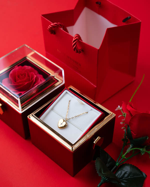 Rosa Eterna (Giratorio) + Collar corazón (Acero inoxidable con baño de oro 18K) + Bolsa de regalo + 1 Rosa