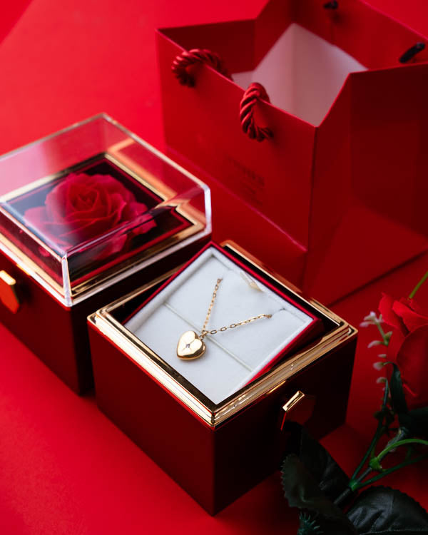 Rosa Eterna (Giratorio) + Collar corazón (Acero inoxidable con baño de oro 18K) + Bolsa de regalo + 1 Rosa