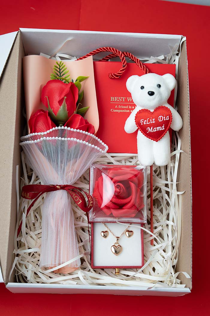 Pack madre ( 3 rosas + Osito + Cofre rosa eterna + collar corazon + aretes + carta + bolsa regalo )