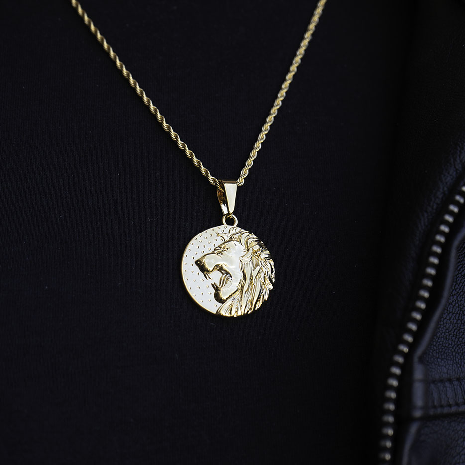 León Magno ( Incluye cadena y dije )( Acero inoxidable )(baño de oro 18k)