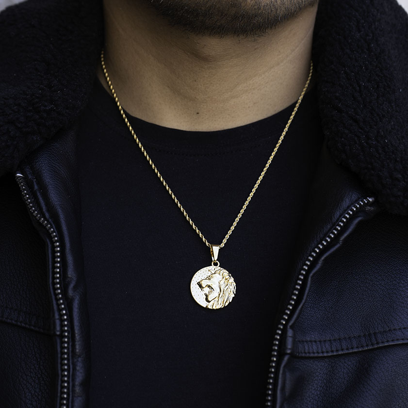 León Magno ( Incluye cadena y dije )( Acero inoxidable )(baño de oro 18k)