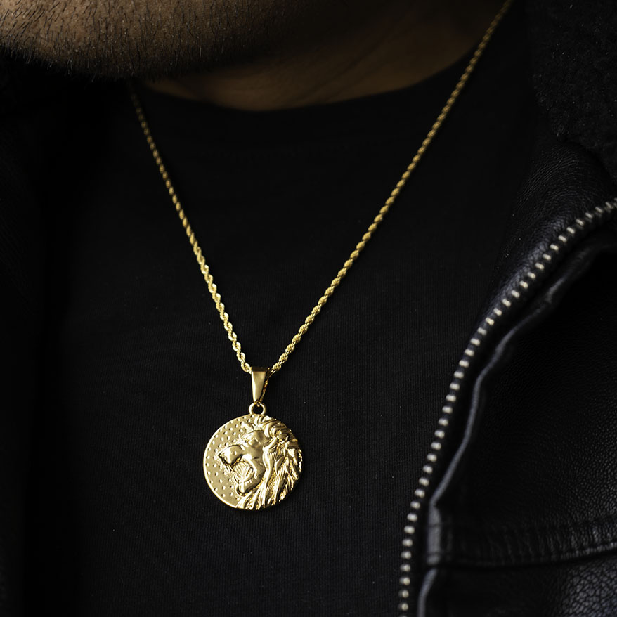 León Magno ( Incluye cadena y dije )( Acero inoxidable )(baño de oro 18k)