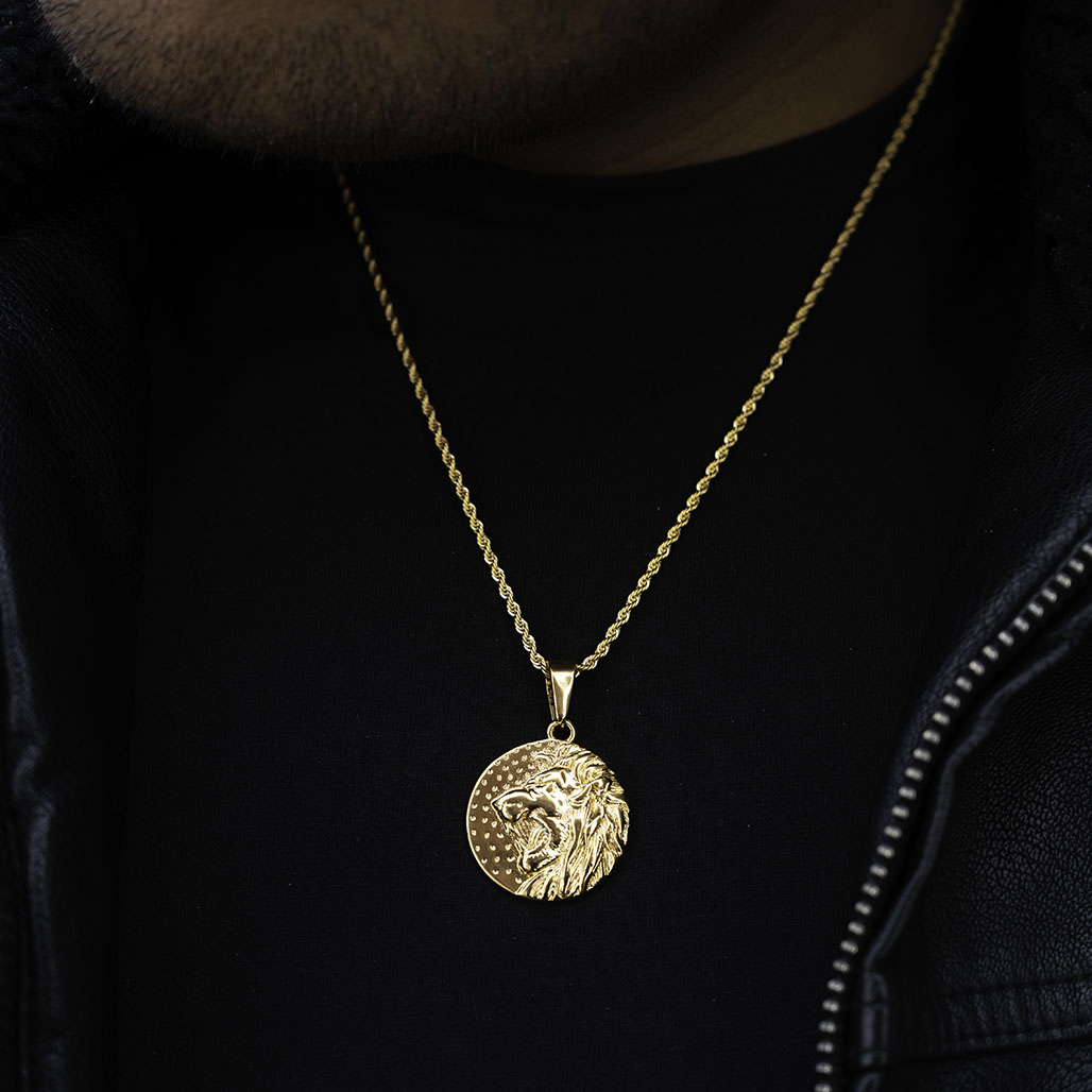 León Magno ( Incluye cadena y dije )( Acero inoxidable )(baño de oro 18k)