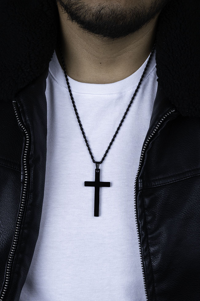 Cruz negro( Incluye cadena y dije )( Acero inoxidable ) GRATIS x compras de 300 soles